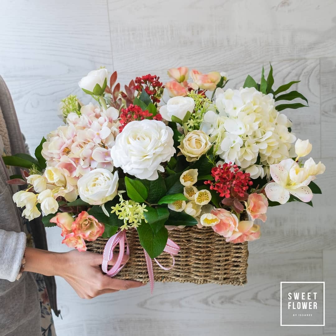 ตะกร้า หลากสี หวาน ดอกไม้หลัก กุหลาบ ไฮเดรนเยีย คาร์เนชั่น — ผลงานร้านดอกไม้ Sweetflower by Issaree — ภาพที่ 3 จาก 6