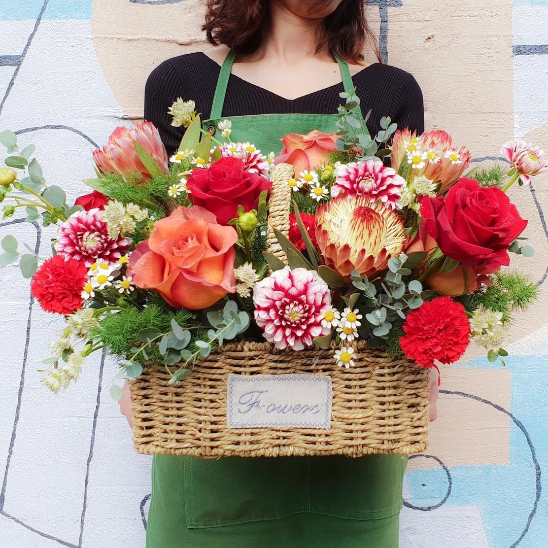 ตะกร้า หลากสี หวาน ดอกไม้หลัก กุหลาบ คาร์เนชั่น โปรตีอา — ผลงานร้านดอกไม้ Sweetflower by Issaree — ภาพที่ 2 จาก 2