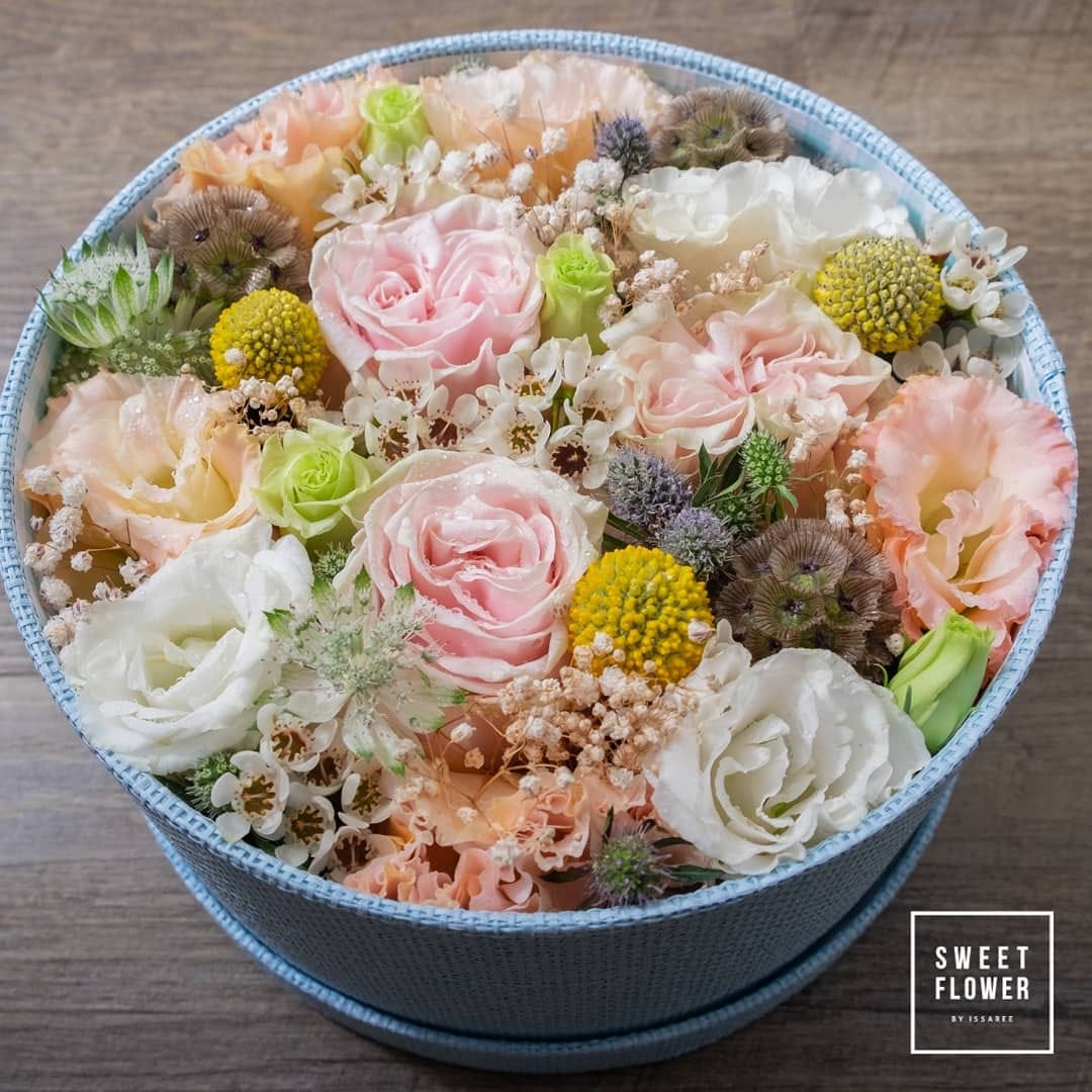 กล่อง พาสเทล หวาน ดอกไม้หลัก กุหลาบ คาร์เนชั่น เบญจมาศ/มัม — ผลงานร้านดอกไม้ Sweetflower by Issaree — ภาพที่ 3 จาก 4
