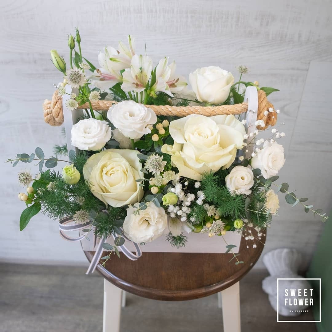กล่อง ขาว-เขียว หวาน ดอกไม้หลัก กุหลาบ ลิลลี่ คาร์เนชั่น — ผลงานร้านดอกไม้ Sweetflower by Issaree — ภาพที่ 2 จาก 3