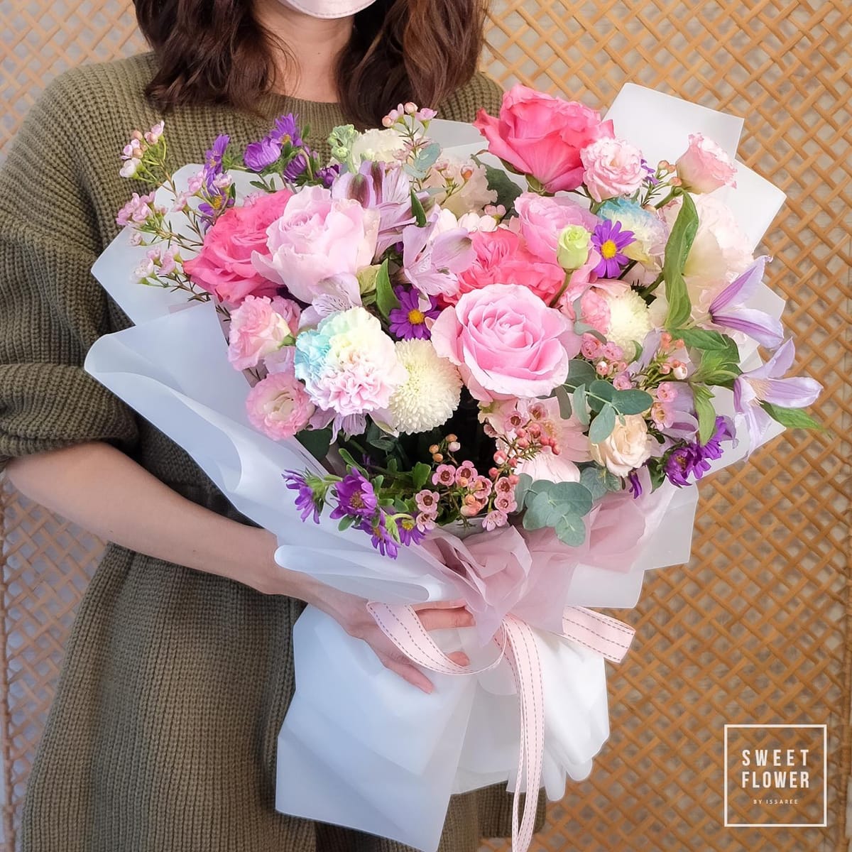 ช่อ หลากสี หวาน ดอกไม้หลัก กุหลาบ คาร์เนชั่น เบญจมาศ/มัม — ผลงานร้านดอกไม้ Sweetflower by Issaree — ภาพที่ 1 จาก 2