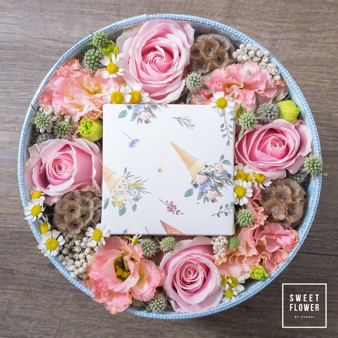 กล่อง พาสเทล หวาน ดอกไม้หลัก กุหลาบ คาร์เนชั่น เดซี่/มาร์กาเร็ต — ผลงานร้านดอกไม้ Sweetflower by Issaree — ภาพที่ 2 จาก 2