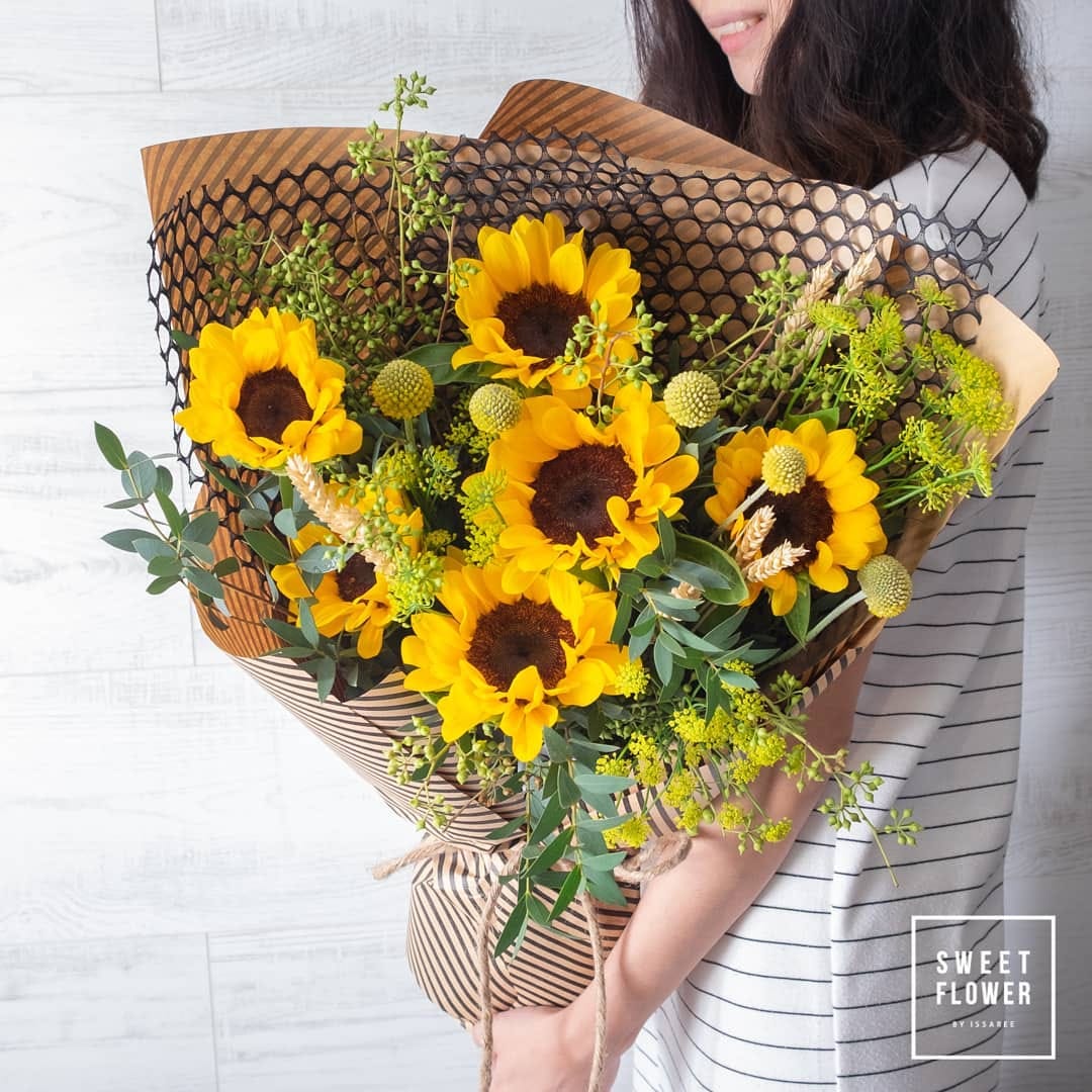 ช่อ เหลือง-ส้ม หวาน ดอกไม้หลัก ทานตะวัน ยูคาลิปตัส/ใบไม้ — ผลงานร้านดอกไม้ Sweetflower by Issaree — ภาพที่ 4 จาก 4
