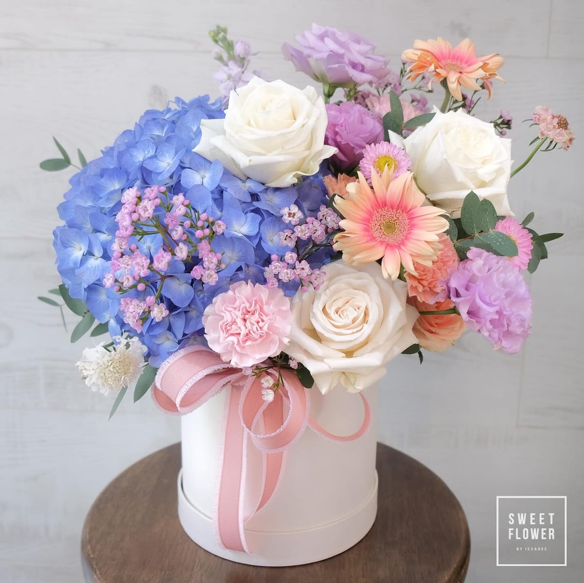กล่อง หลากสี หวาน ดอกไม้หลัก ไฮเดรนเยีย กุหลาบ คาร์เนชั่น — ผลงานร้านดอกไม้ Sweetflower by Issaree