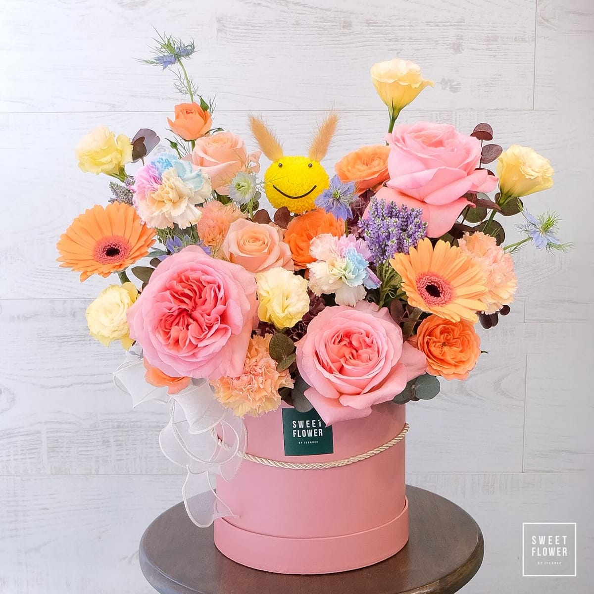 กล่อง หลากสี สดใส ดอกไม้หลัก กุหลาบ เยอบีร่า คาร์เนชั่น — ผลงานร้านดอกไม้ Sweetflower by Issaree — ภาพที่ 1 จาก 2