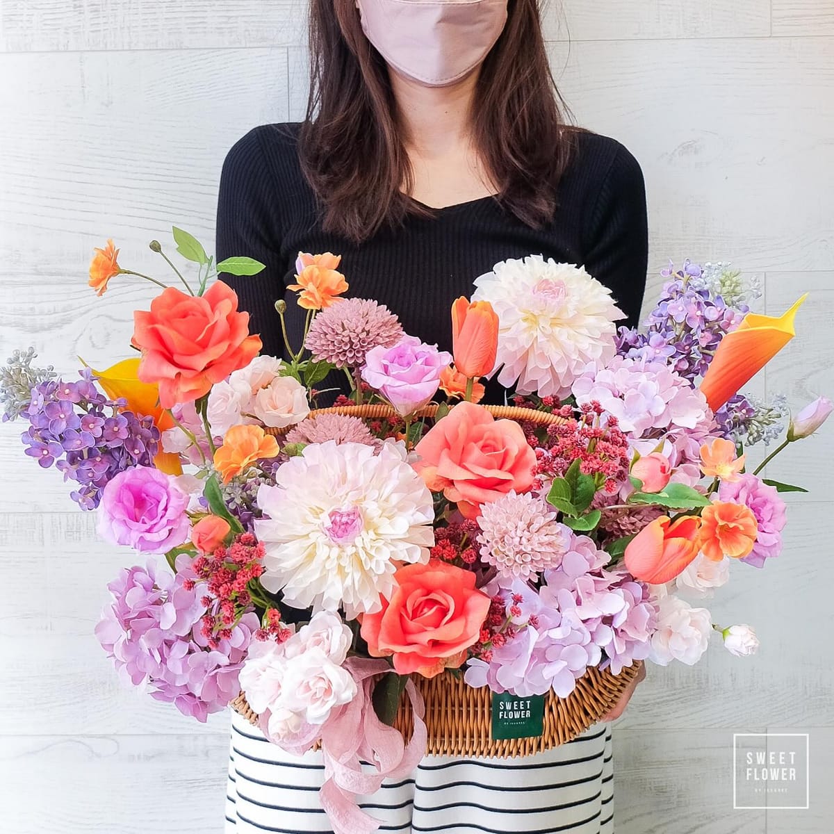ตะกร้า หลากสี สดใส ดอกไม้หลัก ดอกไม้ปลอม — ผลงานร้านดอกไม้ Sweetflower by Issaree