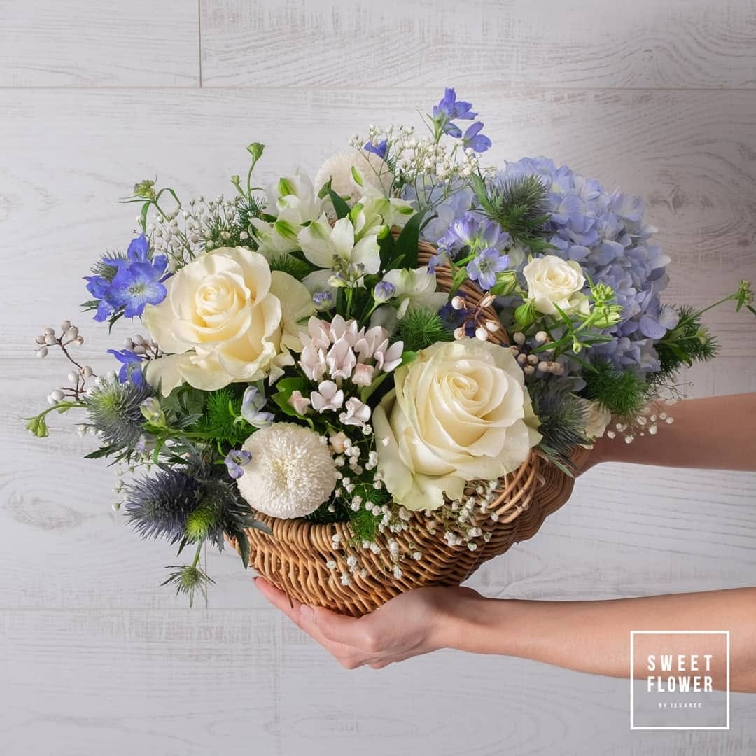 ตะกร้า ขาว-เขียว หวาน ดอกไม้หลัก กุหลาบ ไฮเดรนเยีย คาร์เนชั่น — ผลงานร้านดอกไม้ Sweetflower by Issaree — ภาพที่ 4 จาก 5