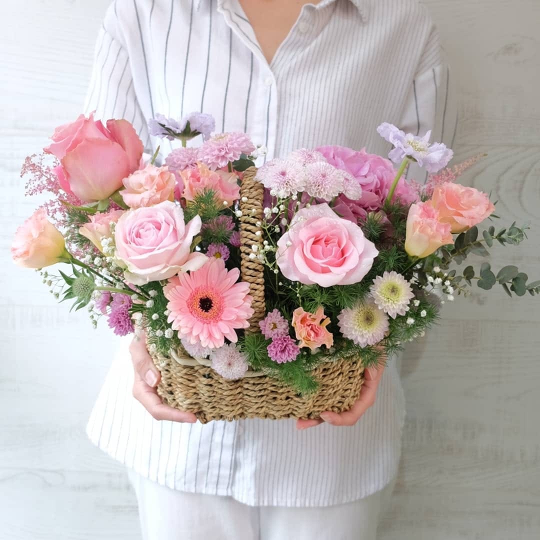 ตะกร้า พาสเทล หวาน ดอกไม้หลัก กุหลาบ คาร์เนชั่น เดซี่/มาร์กาเร็ต — ผลงานร้านดอกไม้ Sweetflower by Issaree — ภาพที่ 2 จาก 2