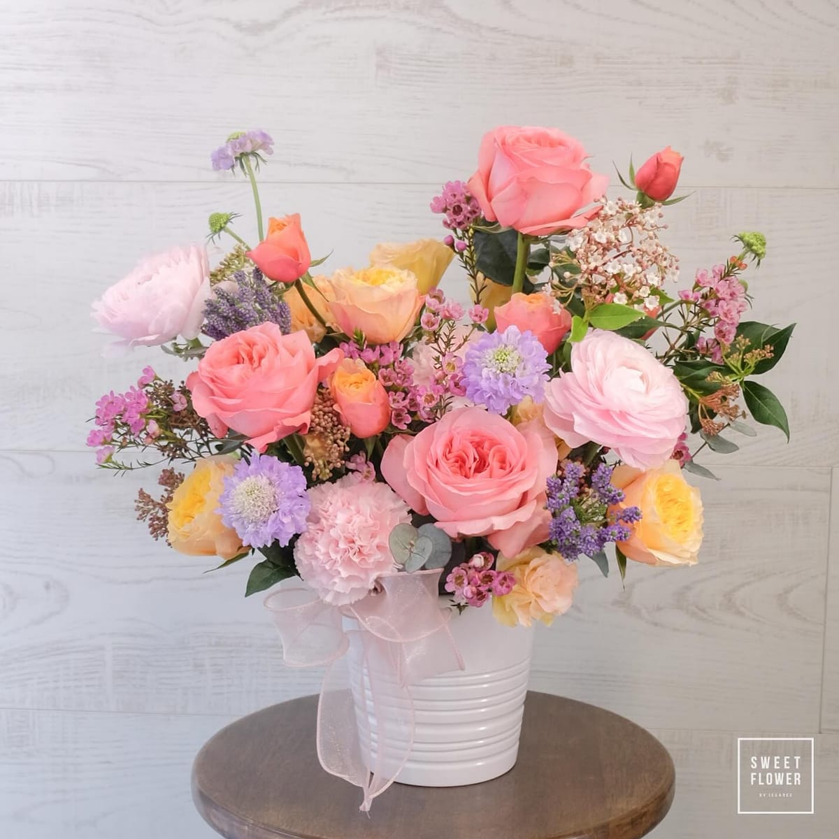 แจกัน พาสเทล หวาน ดอกไม้หลัก กุหลาบ คาร์เนชั่น เบญจมาศ/มัม — ผลงานร้านดอกไม้ Sweetflower by Issaree