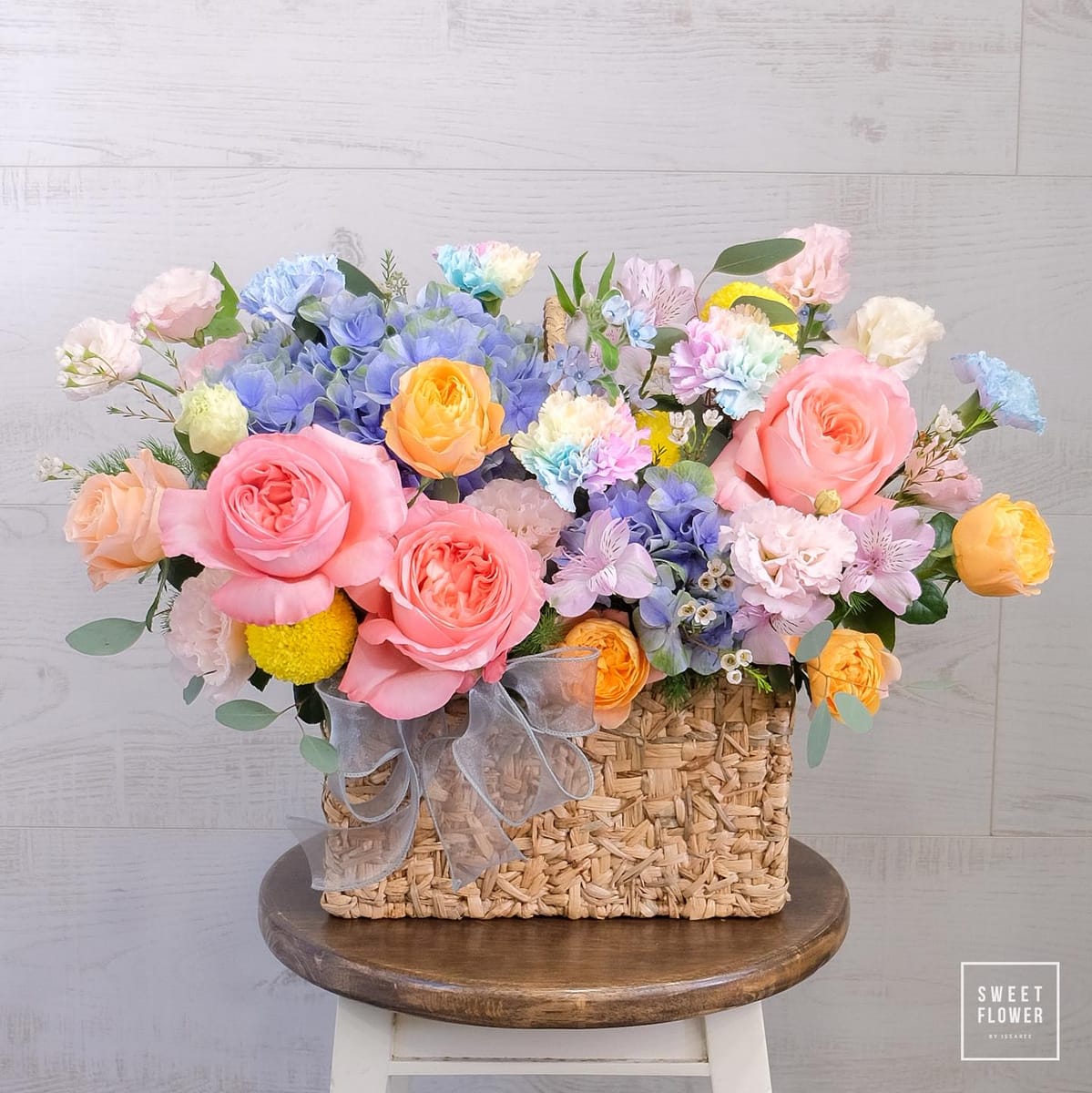 ตะกร้า หลากสี หวาน ดอกไม้หลัก กุหลาบ ไฮเดรนเยีย คาร์เนชั่น — ผลงานร้านดอกไม้ Sweetflower by Issaree — ภาพที่ 1 จาก 2