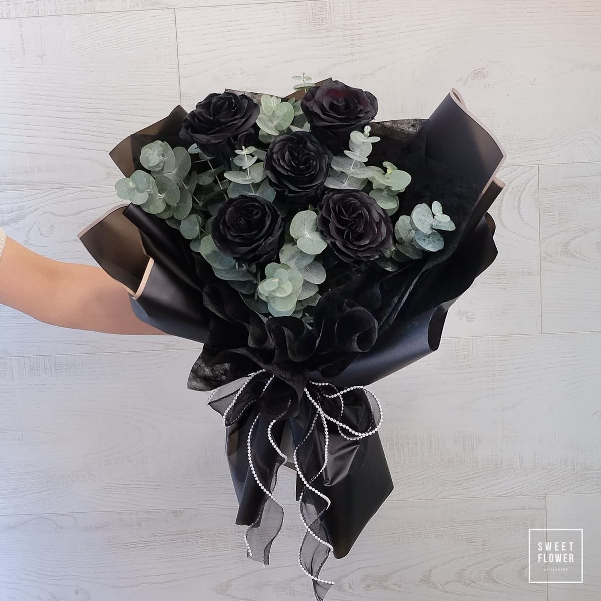ช่อ ดำ คลาสสิก ดอกไม้หลัก ยูคาลิปตัส/ใบไม้ กุหลาบเอกวาดอร์ — ผลงานร้านดอกไม้ Sweetflower by Issaree