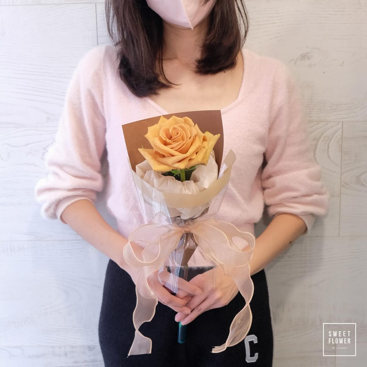 ช่อ เหลือง-ส้ม หวาน ดอกไม้หลัก กุหลาบ — ผลงานร้านดอกไม้ Sweetflower by Issaree