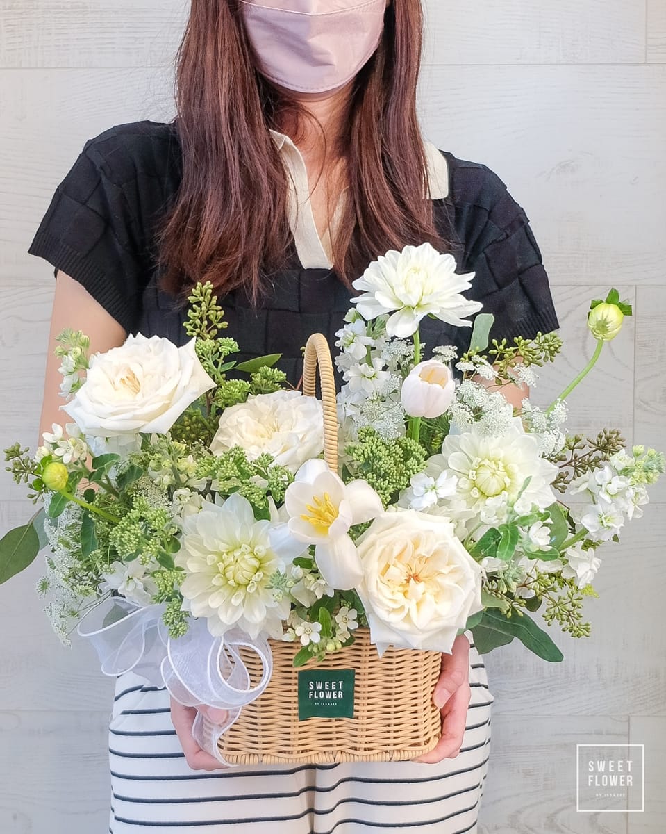 ตะกร้า ขาว-เขียว หวาน ดอกไม้หลัก กุหลาบ ดาเลีย — ผลงานร้านดอกไม้ Sweetflower by Issaree — ภาพที่ 1 จาก 1