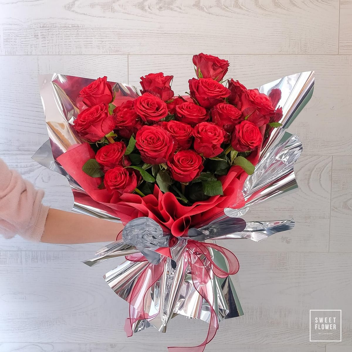 ช่อ แดงโรแมนติก คลาสสิก ดอกไม้หลัก กุหลาบ — ผลงานร้านดอกไม้ Sweetflower by Issaree