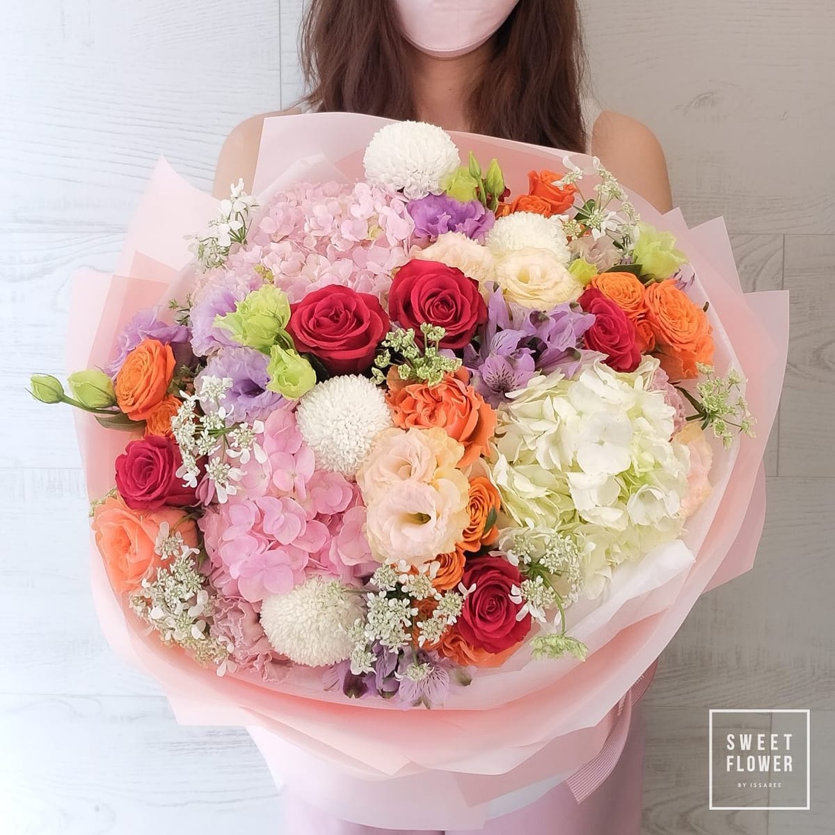 ช่อ หลากสี หวาน ดอกไม้หลัก กุหลาบ ไฮเดรนเยีย คาร์เนชั่น — ผลงานร้านดอกไม้ Sweetflower by Issaree