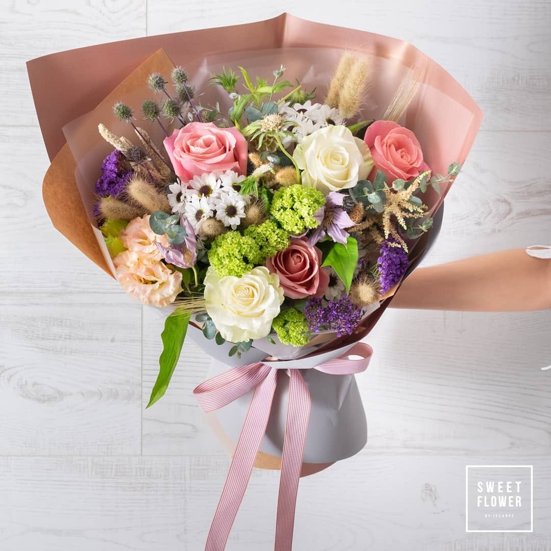 ช่อ พาสเทล หวาน ดอกไม้หลัก กุหลาบ คาร์เนชั่น เบญจมาศ/มัม — ผลงานร้านดอกไม้ Sweetflower by Issaree — ภาพที่ 2 จาก 2