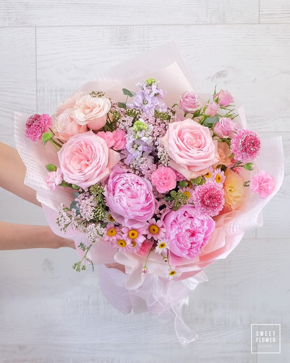 ช่อ พาสเทล หวาน ดอกไม้หลัก กุหลาบ พีโอนี่ คาร์เนชั่น — ผลงานร้านดอกไม้ Sweetflower by Issaree