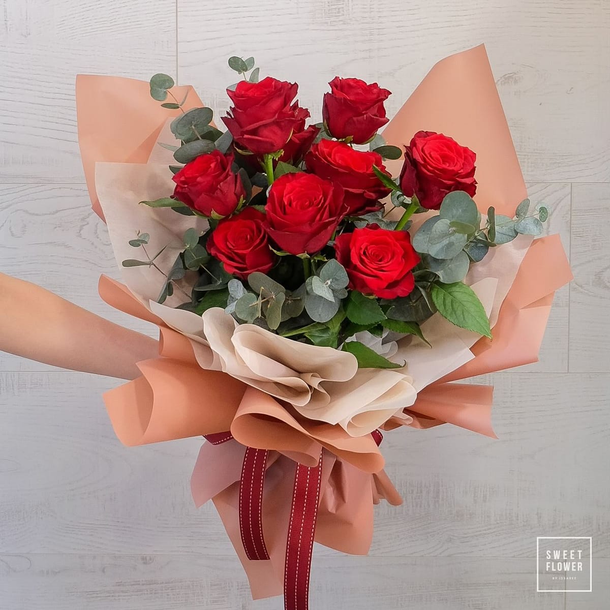 ช่อ แดงโรแมนติก คลาสสิก ดอกไม้หลัก กุหลาบ ยูคาลิปตัส/ใบไม้ — ผลงานร้านดอกไม้ Sweetflower by Issaree — ภาพที่ 4 จาก 4