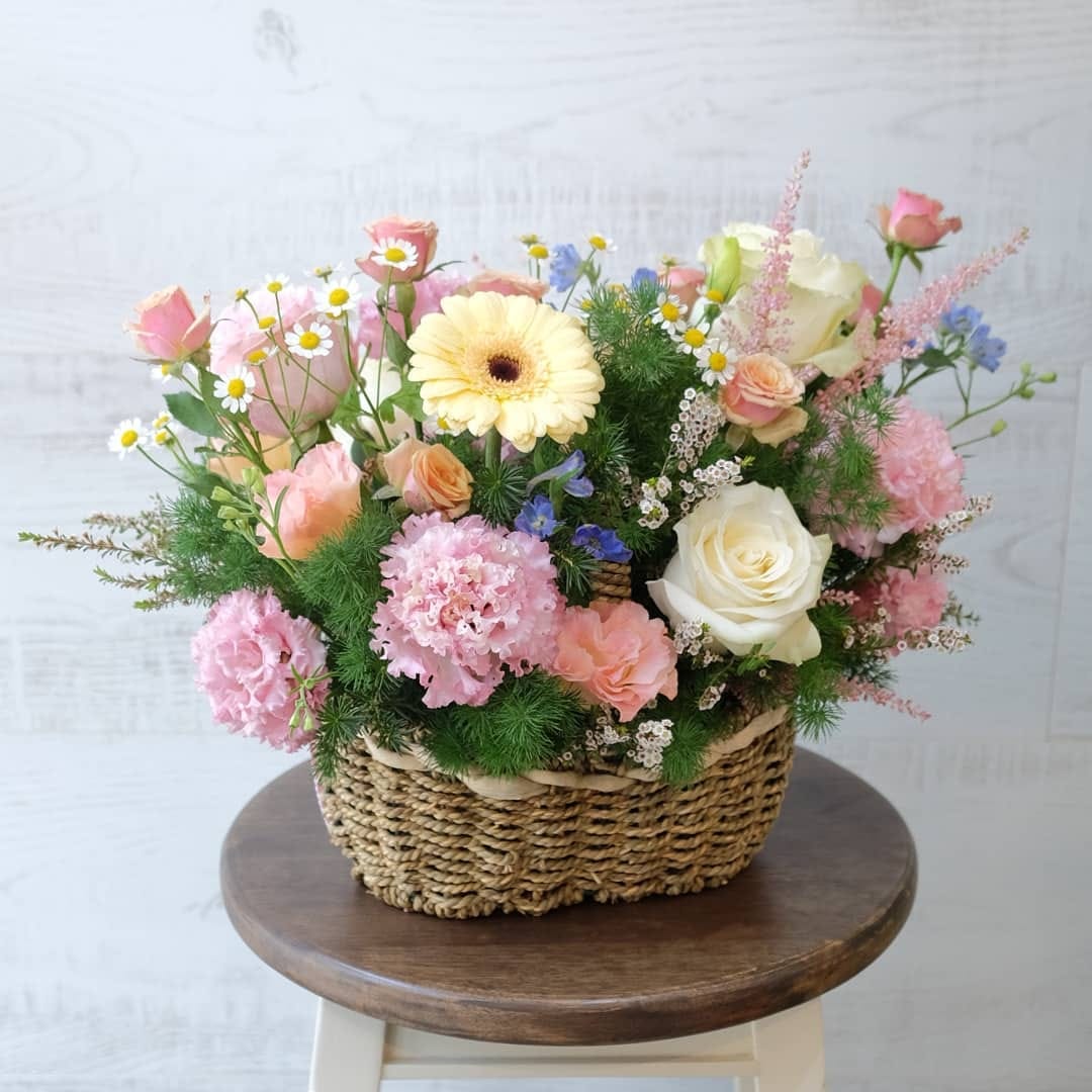 ตะกร้า พาสเทล หวาน ดอกไม้หลัก กุหลาบ คาร์เนชั่น เดซี่/มาร์กาเร็ต — ผลงานร้านดอกไม้ Sweetflower by Issaree — ภาพที่ 3 จาก 4