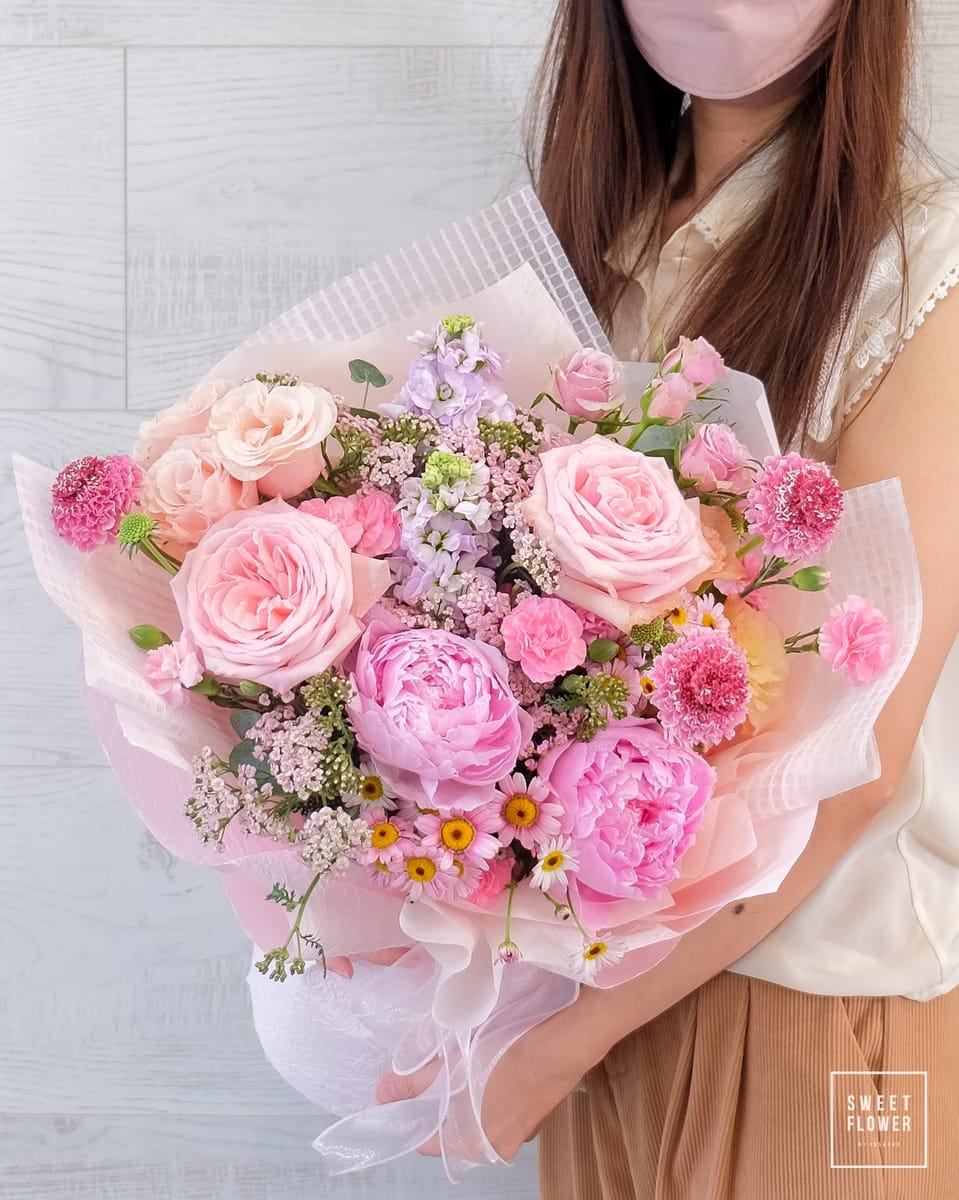 ช่อ พาสเทล หวาน ดอกไม้หลัก กุหลาบ พีโอนี่ คาร์เนชั่น — ผลงานร้านดอกไม้ Sweetflower by Issaree — ภาพที่ 2 จาก 2