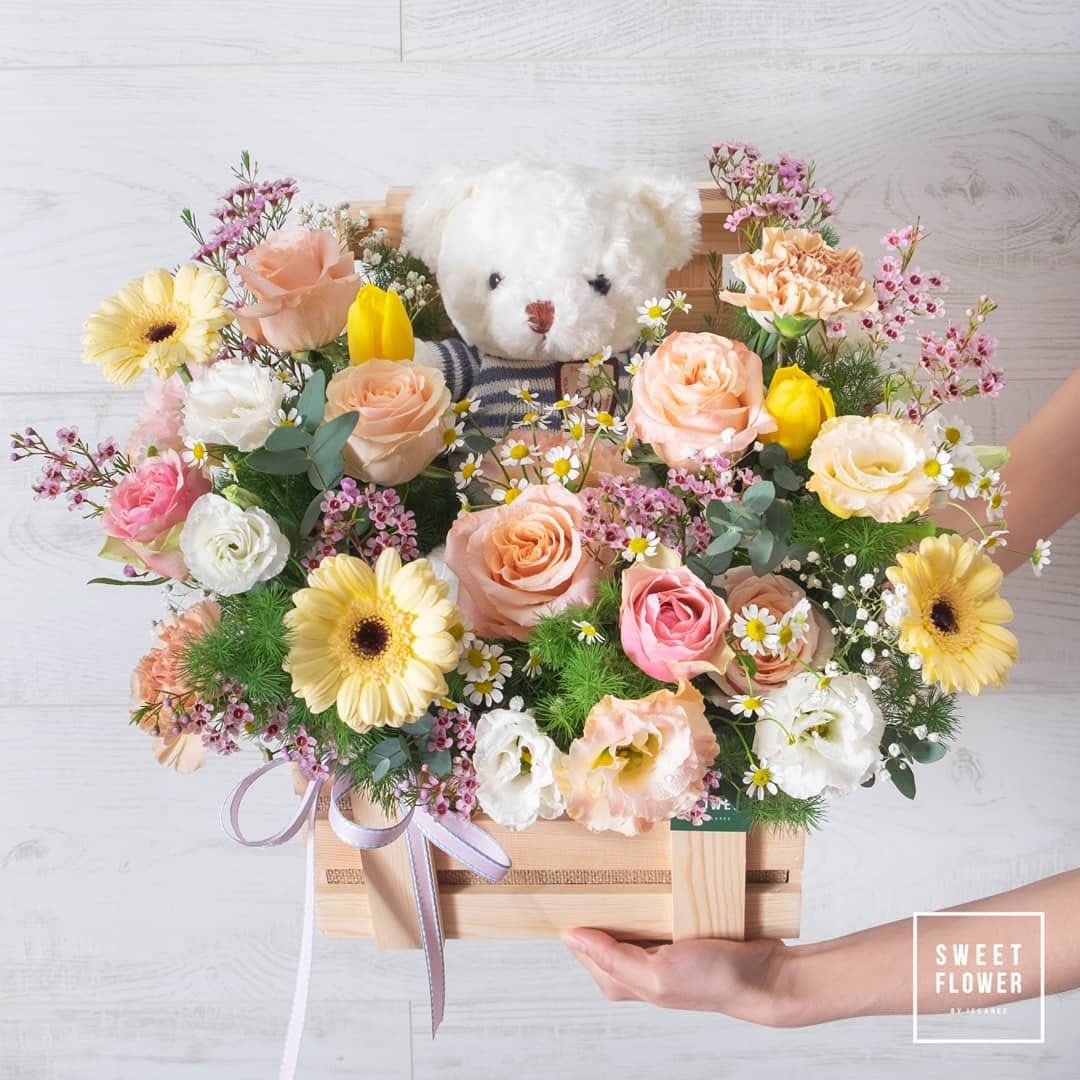กล่อง พาสเทล สดใส ดอกไม้หลัก กุหลาบ เดซี่/มาร์กาเร็ต ทิวลิป — ผลงานร้านดอกไม้ Sweetflower by Issaree — ภาพที่ 4 จาก 4