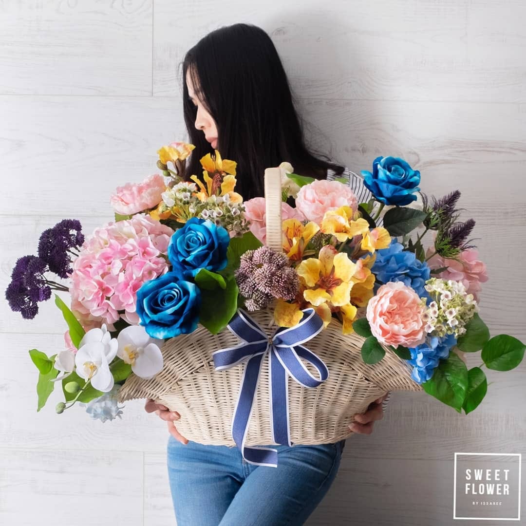 ตะกร้า หลากสี หวาน ดอกไม้หลัก กุหลาบ ไฮเดรนเยีย คาร์เนชั่น — ผลงานร้านดอกไม้ Sweetflower by Issaree — ภาพที่ 3 จาก 4