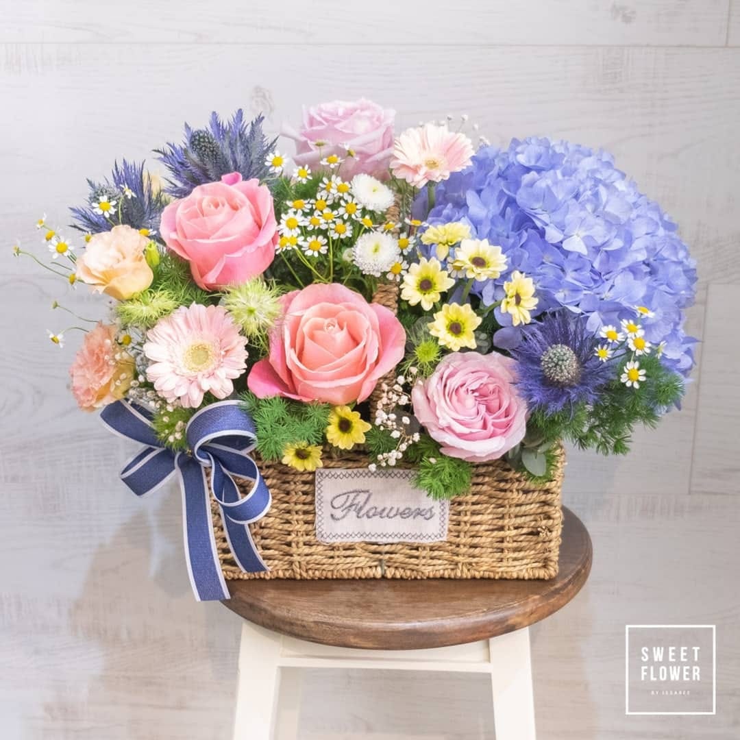 ตะกร้า หลากสี หวาน ดอกไม้หลัก กุหลาบ ไฮเดรนเยีย เดซี่/มาร์กาเร็ต — ผลงานร้านดอกไม้ Sweetflower by Issaree — ภาพที่ 3 จาก 4