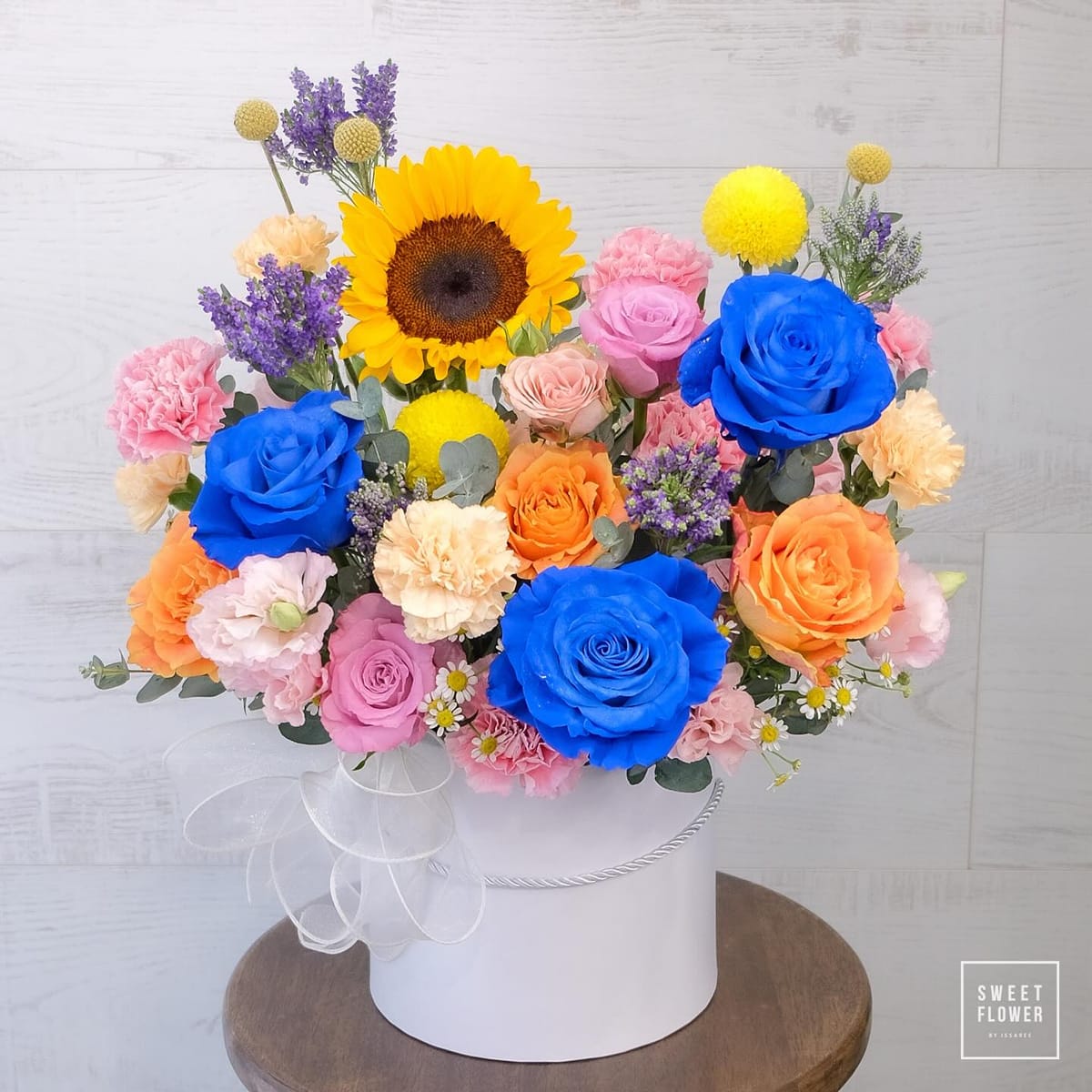 กล่อง หลากสี สดใส ดอกไม้หลัก กุหลาบ ทานตะวัน คาร์เนชั่น — ผลงานร้านดอกไม้ Sweetflower by Issaree