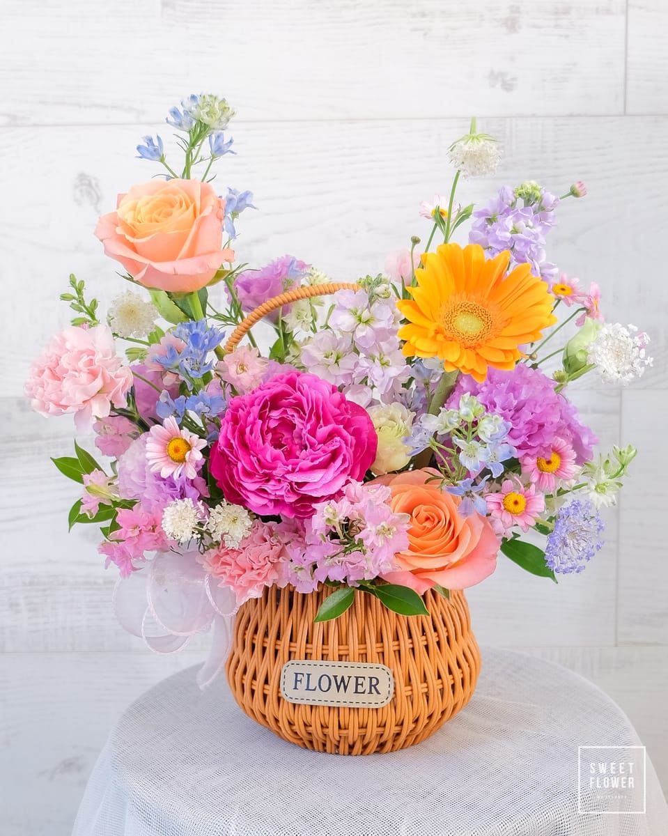 ตะกร้า หลากสี หวาน ดอกไม้หลัก กุหลาบ คาร์เนชั่น เยอบีร่า — ผลงานร้านดอกไม้ Sweetflower by Issaree — ภาพที่ 2 จาก 3