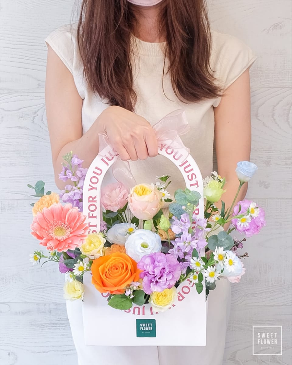 ตะกร้า พาสเทล สดใส ดอกไม้หลัก กุหลาบ เยอบีร่า คาร์เนชั่น — ผลงานร้านดอกไม้ Sweetflower by Issaree