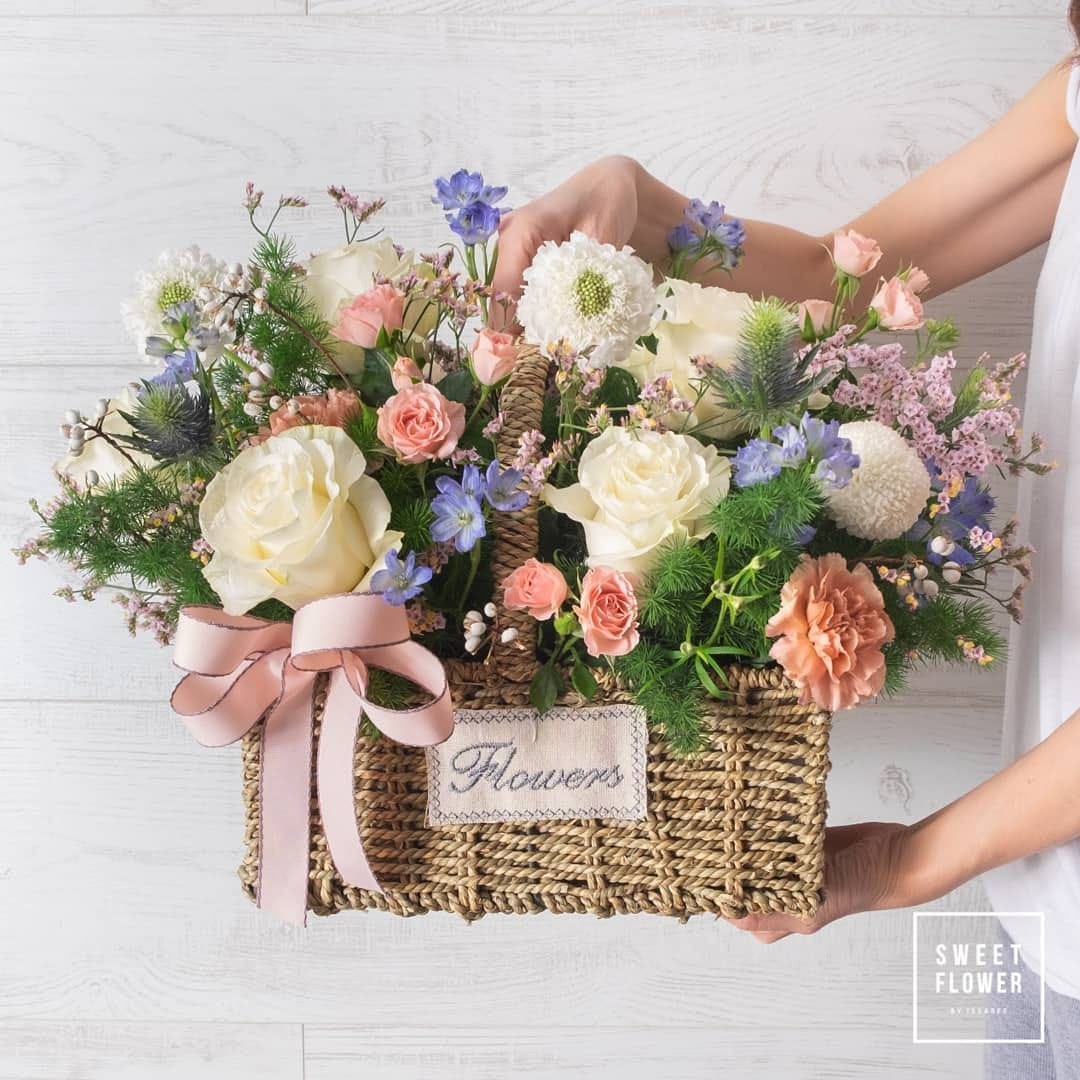 ตะกร้า หลากสี หวาน ดอกไม้หลัก กุหลาบ คาร์เนชั่น เบญจมาศ/มัม — ผลงานร้านดอกไม้ Sweetflower by Issaree — ภาพที่ 4 จาก 4