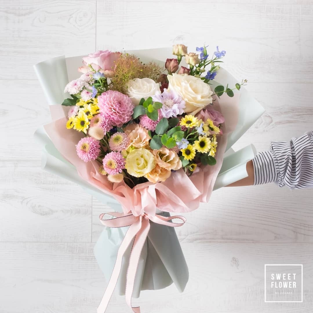 ช่อ พาสเทล หวาน ดอกไม้หลัก กุหลาบ เดซี่/มาร์กาเร็ต คาร์เนชั่น — ผลงานร้านดอกไม้ Sweetflower by Issaree — ภาพที่ 3 จาก 4