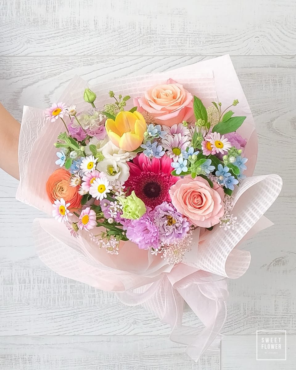ช่อ หลากสี สดใส ดอกไม้หลัก กุหลาบ ทิวลิป คาร์เนชั่น — ผลงานร้านดอกไม้ Sweetflower by Issaree — ภาพที่ 2 จาก 2