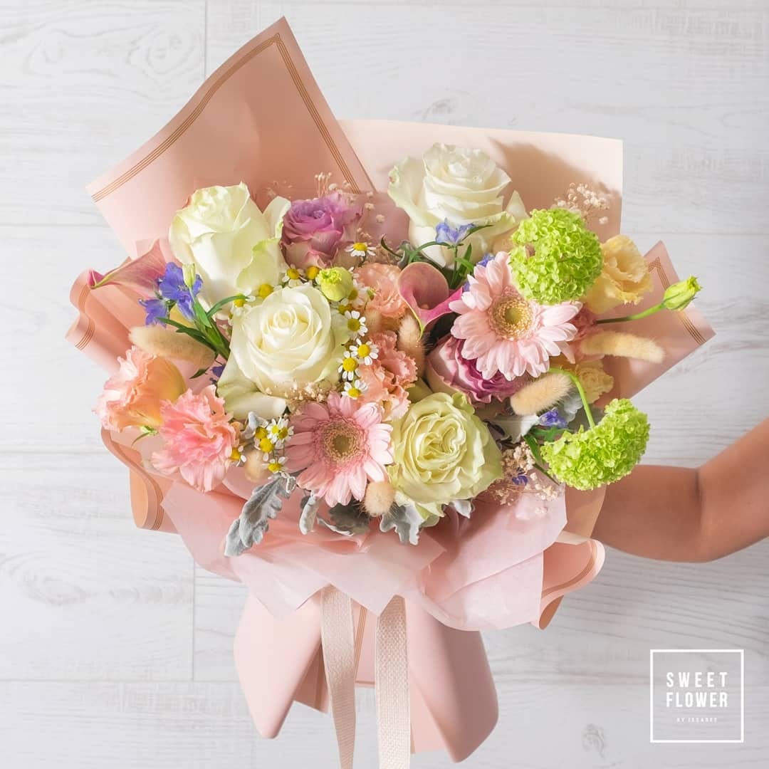 ช่อ พาสเทล หวาน ดอกไม้หลัก กุหลาบ เดซี่/มาร์กาเร็ต ไฮเดรนเยีย — ผลงานร้านดอกไม้ Sweetflower by Issaree