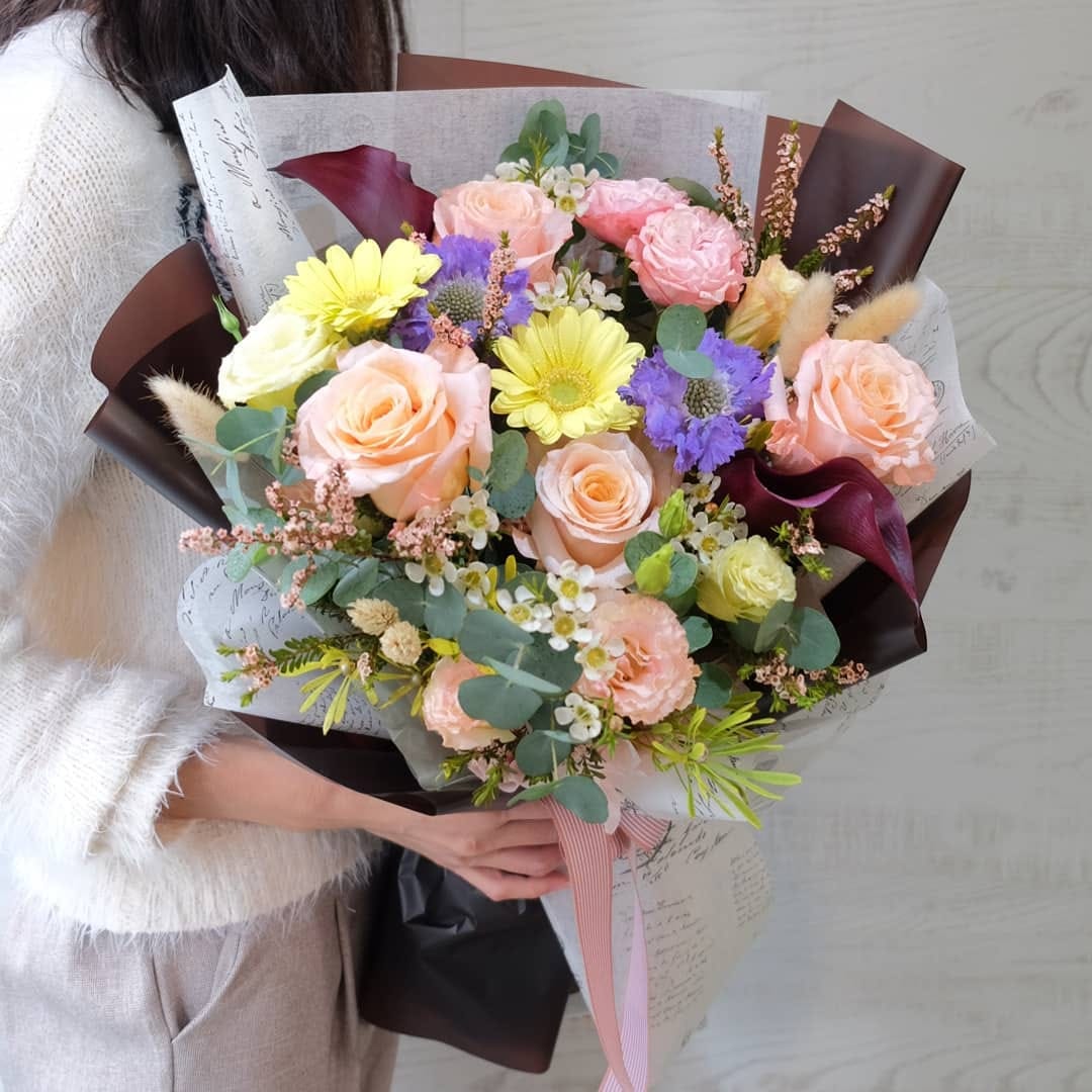 ช่อ หลากสี หวาน ดอกไม้หลัก กุหลาบ เดซี่/มาร์กาเร็ต คาร์เนชั่น — ผลงานร้านดอกไม้ Sweetflower by Issaree