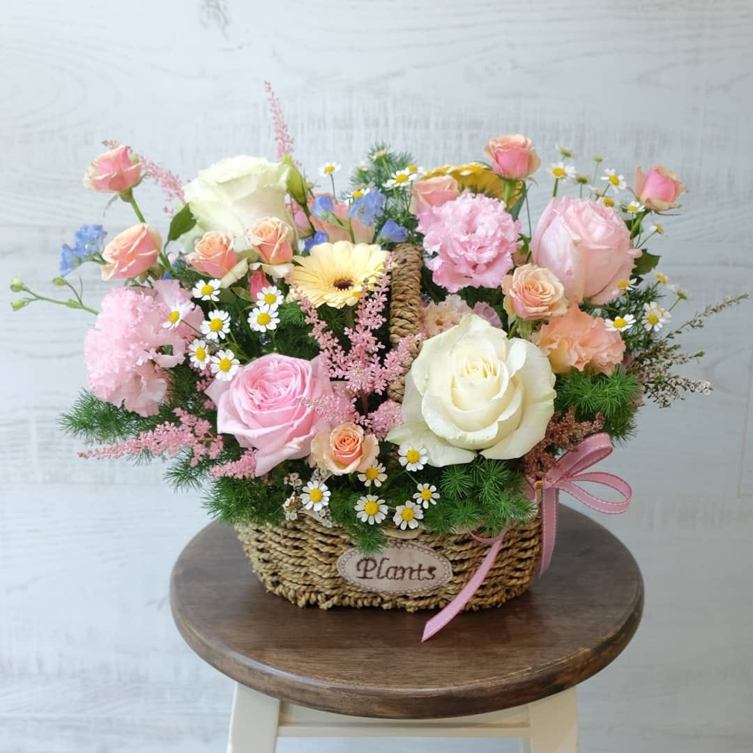 ตะกร้า พาสเทล หวาน ดอกไม้หลัก กุหลาบ คาร์เนชั่น เดซี่/มาร์กาเร็ต — ผลงานร้านดอกไม้ Sweetflower by Issaree — ภาพที่ 4 จาก 4