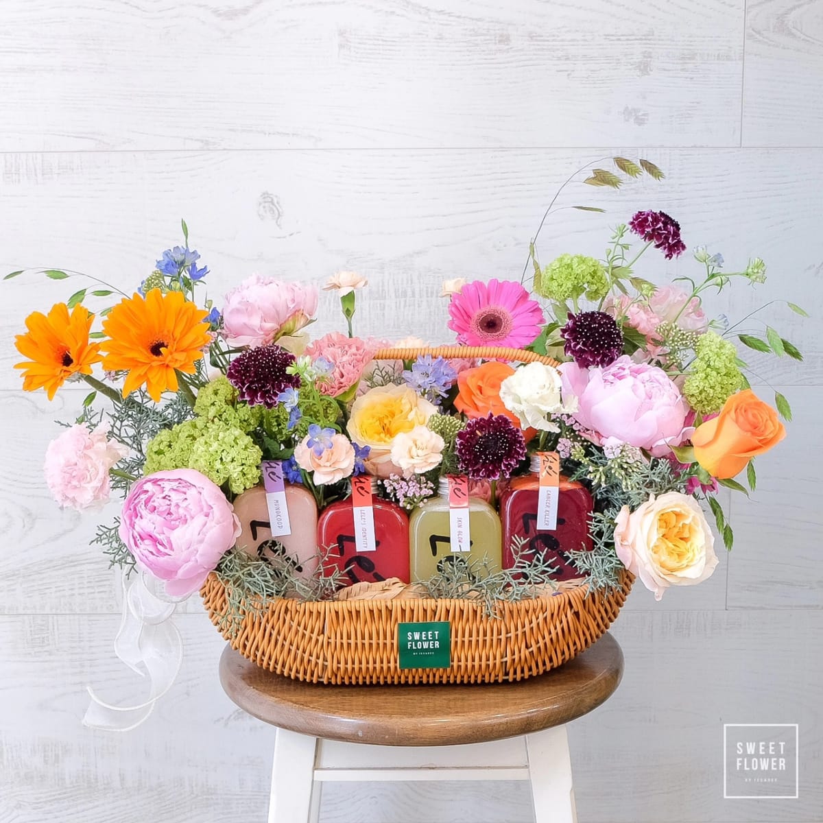 ตะกร้า หลากสี สดใส ดอกไม้หลัก พีโอนี่ เยอบีร่า กุหลาบ — ผลงานร้านดอกไม้ Sweetflower by Issaree