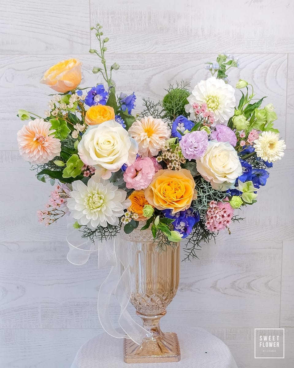 แจกัน หลากสี คลาสสิก ดอกไม้หลัก ดาเลีย เยอบีร่า คาร์เนชั่น — ผลงานร้านดอกไม้ Sweetflower by Issaree — ภาพที่ 2 จาก 2