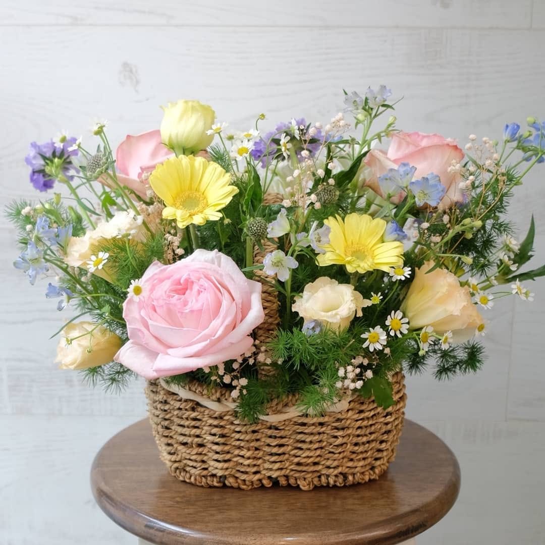ตะกร้า หลากสี หวาน ดอกไม้หลัก กุหลาบ เดซี่/มาร์กาเร็ต ทานตะวัน — ผลงานร้านดอกไม้ Sweetflower by Issaree — ภาพที่ 4 จาก 4