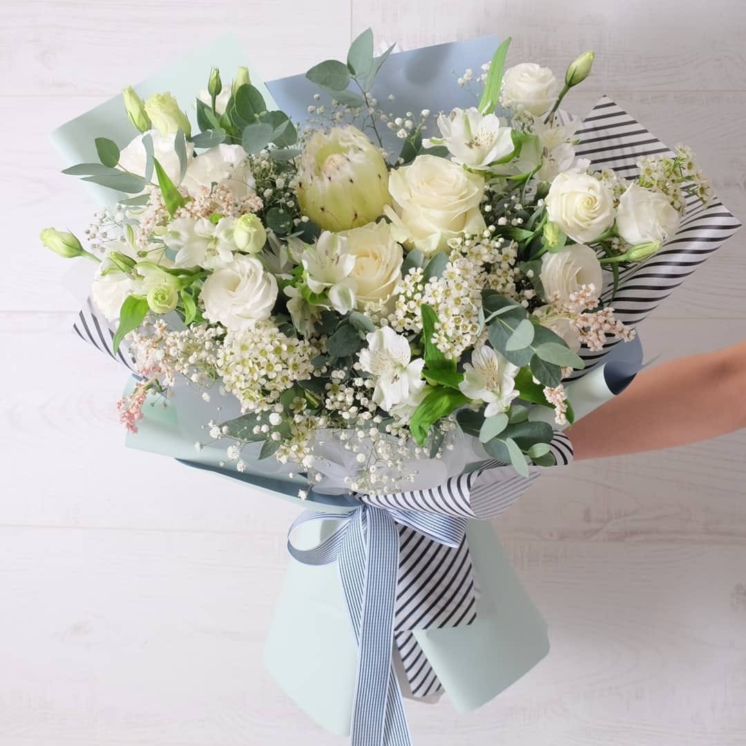 ช่อ ขาว-เขียว หวาน ดอกไม้หลัก กุหลาบ โปรตีอา คาร์เนชั่น — ผลงานร้านดอกไม้ Sweetflower by Issaree — ภาพที่ 2 จาก 2