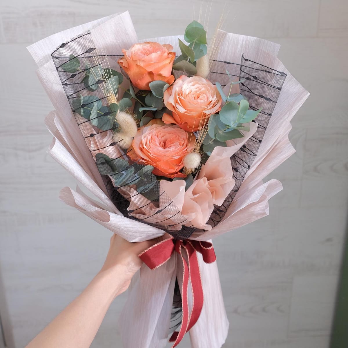 ช่อ เหลือง-ส้ม หวาน ดอกไม้หลัก กุหลาบ ยูคาลิปตัส/ใบไม้ เบบี้บรีธ/ยิปโซ — ผลงานร้านดอกไม้ Sweetflower by Issaree