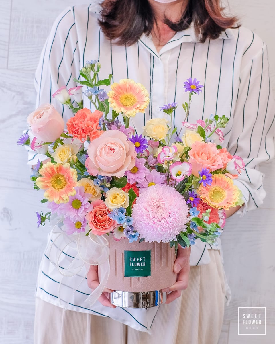 แจกัน หลากสี หวาน ดอกไม้หลัก กุหลาบ คาร์เนชั่น เบญจมาศ/มัม — ผลงานร้านดอกไม้ Sweetflower by Issaree — ภาพที่ 2 จาก 2