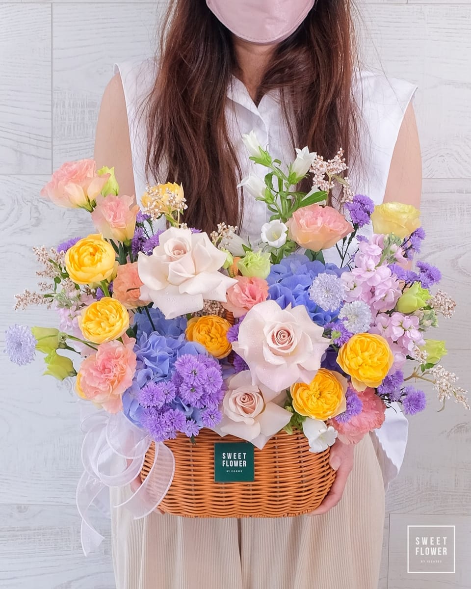 ตะกร้า หลากสี หวาน ดอกไม้หลัก กุหลาบ คาร์เนชั่น เดซี่/มาร์กาเร็ต — ผลงานร้านดอกไม้ Sweetflower by Issaree — ภาพที่ 2 จาก 3