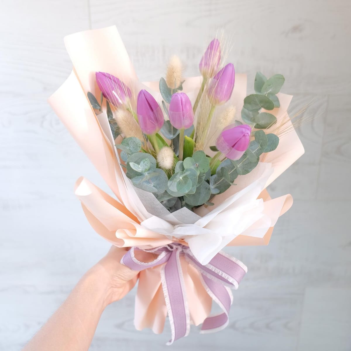 ช่อ ม่วง-ฟ้า หวาน ดอกไม้หลัก ทิวลิป ยูคาลิปตัส/ใบไม้ — ผลงานร้านดอกไม้ Sweetflower by Issaree