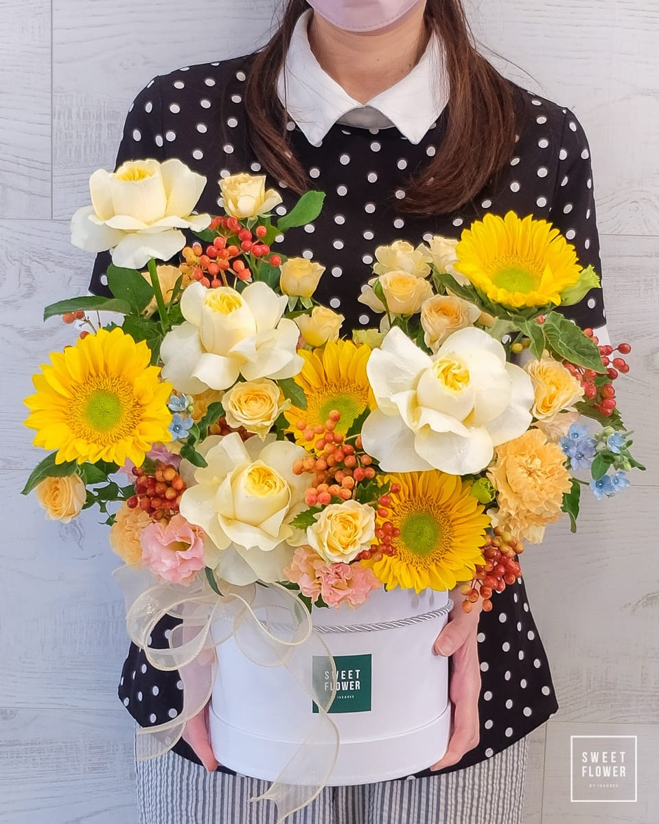 กล่อง เหลือง-ส้ม หวาน ดอกไม้หลัก กุหลาบ ทานตะวัน — ผลงานร้านดอกไม้ Sweetflower by Issaree — ภาพที่ 4 จาก 4