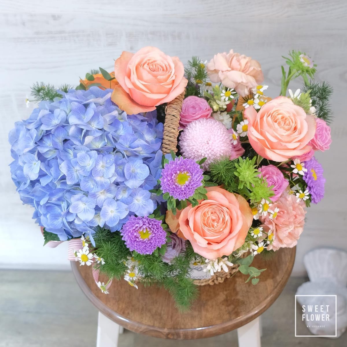 ตะกร้า หลากสี หวาน ดอกไม้หลัก ไฮเดรนเยีย กุหลาบ เบญจมาศ/มัม — ผลงานร้านดอกไม้ Sweetflower by Issaree — ภาพที่ 3 จาก 4