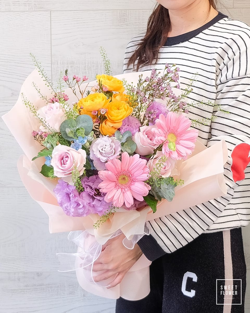 ช่อ หลากสี หวาน ดอกไม้หลัก กุหลาบ คาร์เนชั่น ยูคาลิปตัส/ใบไม้ — ผลงานร้านดอกไม้ Sweetflower by Issaree — ภาพที่ 2 จาก 2