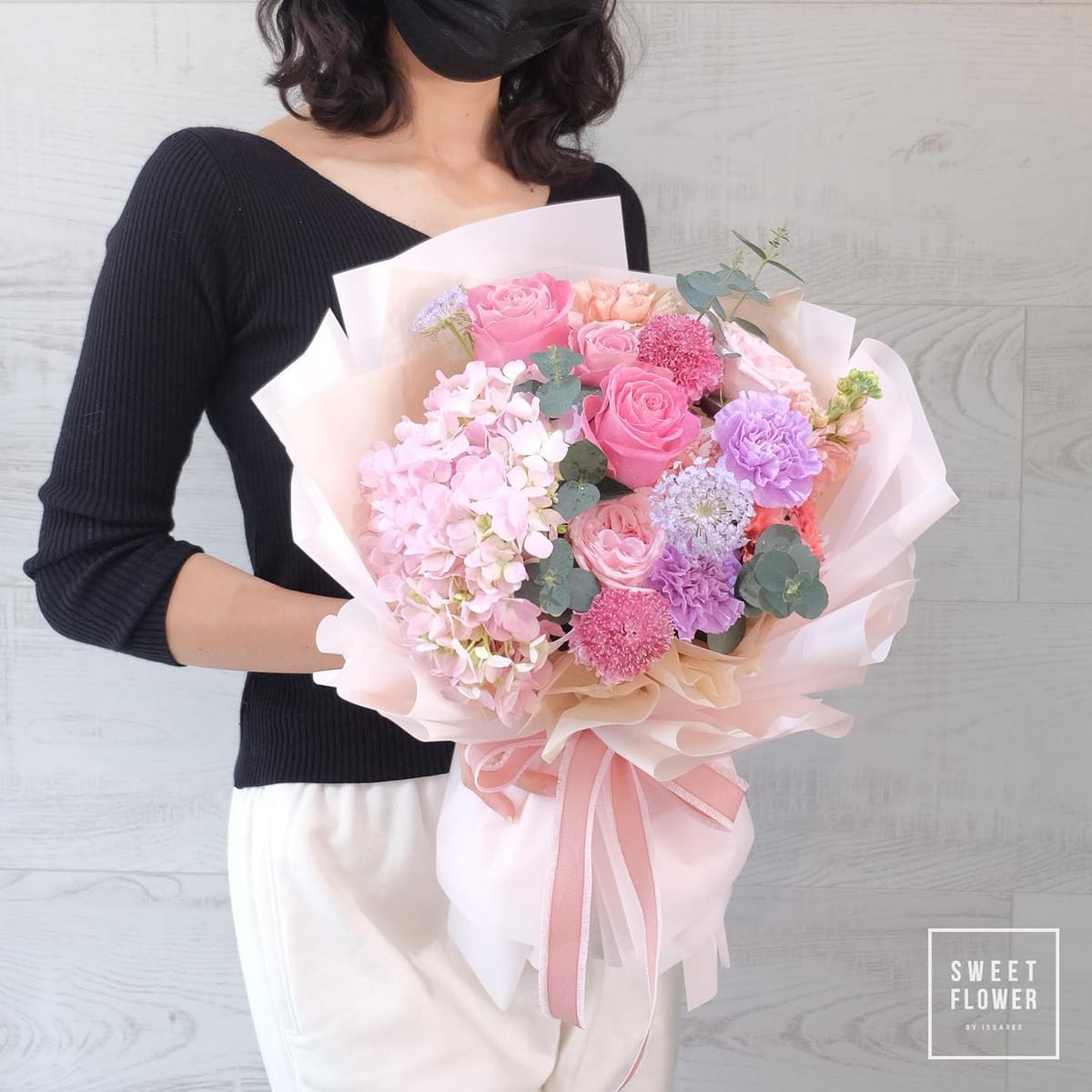 ช่อ พาสเทล หวาน ดอกไม้หลัก ไฮเดรนเยีย กุหลาบ คาร์เนชั่น — ผลงานร้านดอกไม้ Sweetflower by Issaree — ภาพที่ 4 จาก 4
