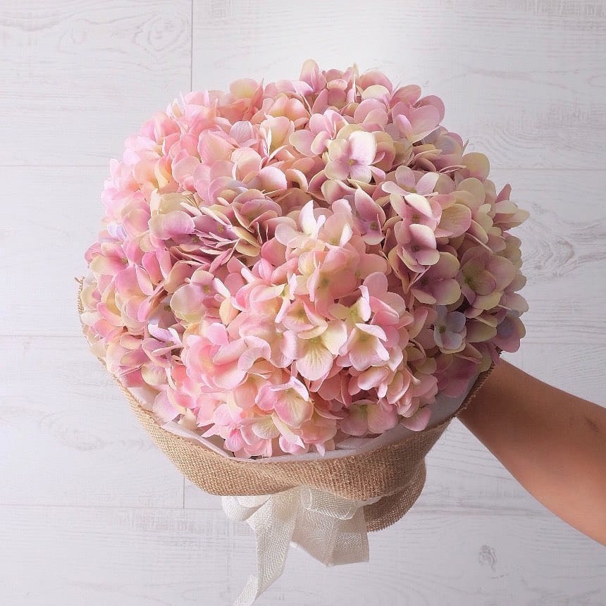 ช่อ พาสเทล หวาน ดอกไม้หลัก ไฮเดรนเยีย — ผลงานร้านดอกไม้ Sweetflower by Issaree — ภาพที่ 2 จาก 2