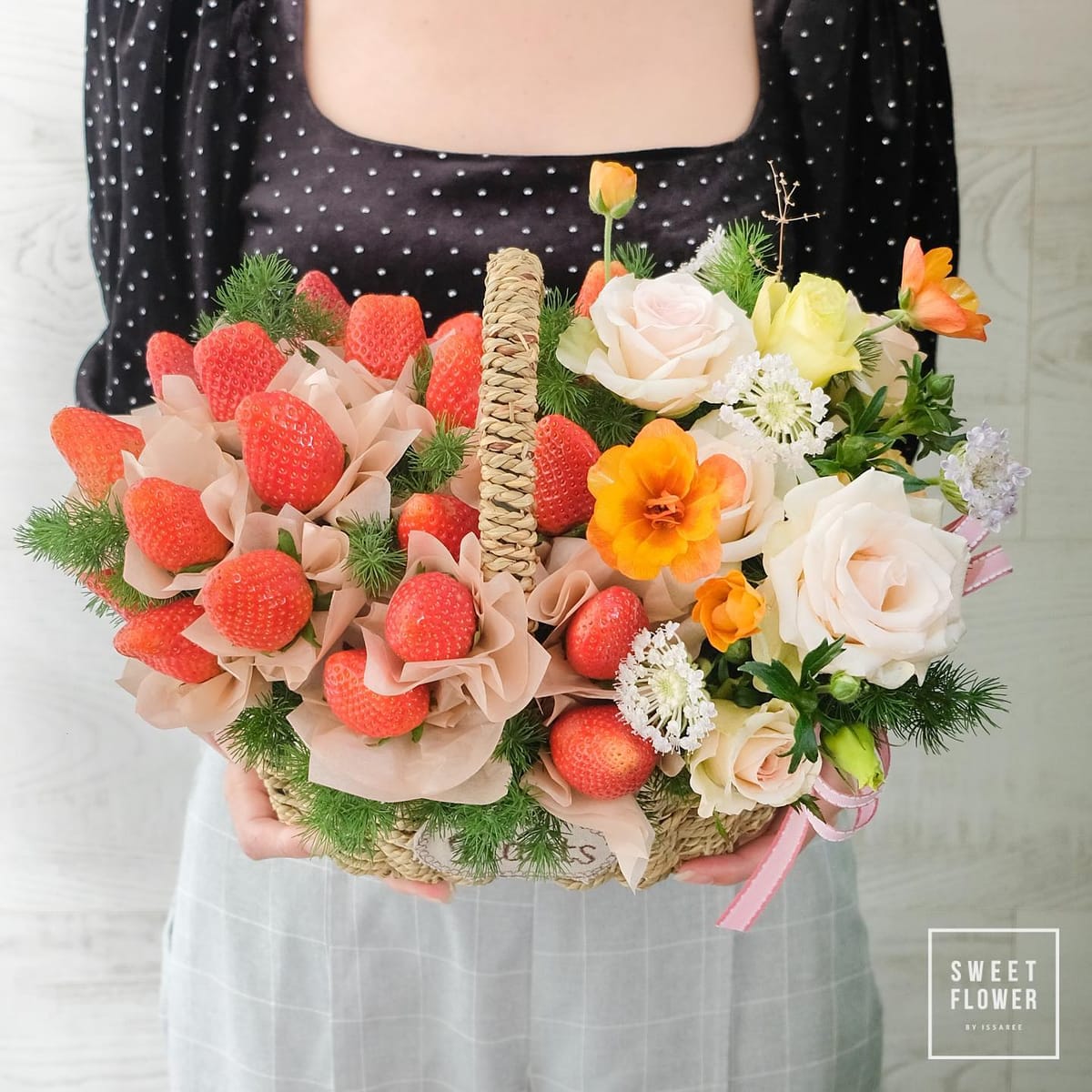 ตะกร้า เหลือง-ส้ม หวาน ดอกไม้หลัก กุหลาบ คาร์เนชั่น อื่นๆ — ผลงานร้านดอกไม้ Sweetflower by Issaree — ภาพที่ 4 จาก 4